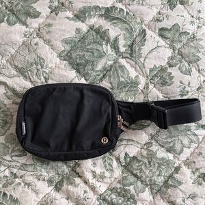 *SOLD* Lululemon 2L Belt Bag with Gold Hardware